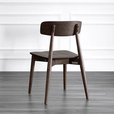 Klassieke Noorse stoelen van massief hout voor eetkamermeubilair