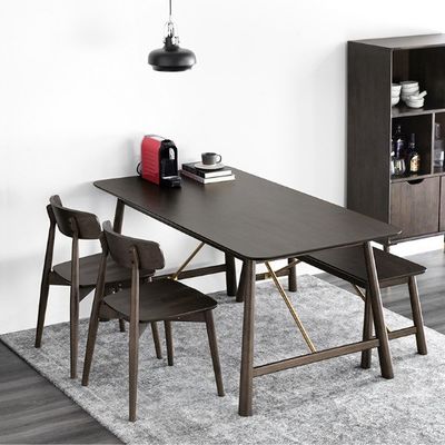 Klassieke Noorse stoelen van massief hout voor eetkamermeubilair