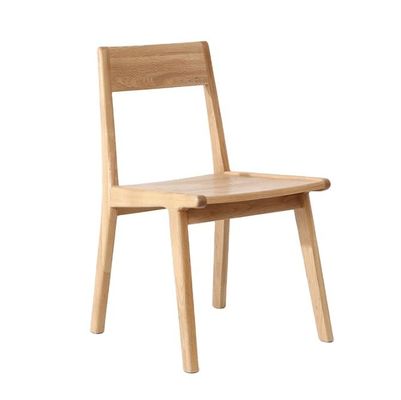 Eetstoelen van massief hout in klassieke Noordse stijl voor restaurantmeubilair