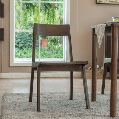 Eetstoelen van massief hout in klassieke Noordse stijl voor restaurantmeubilair