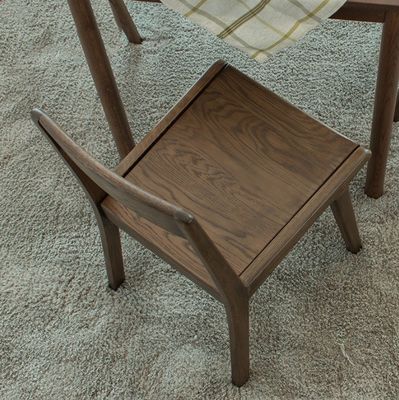 Eetstoelen van massief hout in klassieke Noordse stijl voor restaurantmeubilair