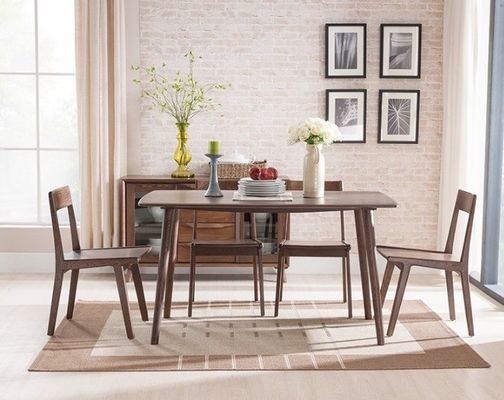 Eetstoelen van massief hout in klassieke Noordse stijl voor restaurantmeubilair