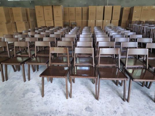 Eetstoelen van massief hout in klassieke Noordse stijl voor restaurantmeubilair