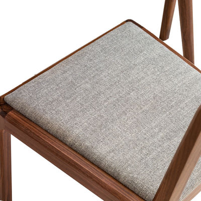 Houten eetstoel met modern noordisch huisontwerp en gepoleerde stoel