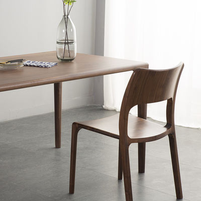 Specifieke eetstoel van massief hout met een concurrerend en door de klant aanvaardbaar ontwerp