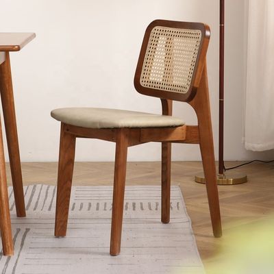 Creëer een luxe eetbeleving met Nordic Light Luxury Solid Wood Rattan Back Leather Chair