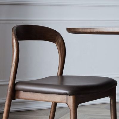Moderne gebogen rugleuning van massief hout stapelbare leer gepoleerde eetstoel met gebogen rugleuning