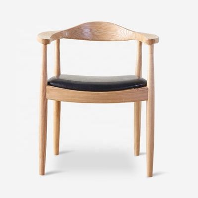 Eetstoel van massief hout met lage ronde rug in moderne stijl voor luxe eetgelegenheden
