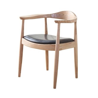 Eetstoel van massief hout met lage ronde rug in moderne stijl voor luxe eetgelegenheden