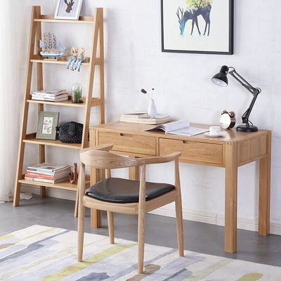 Eetstoel van massief hout met lage ronde rug in moderne stijl voor luxe eetgelegenheden