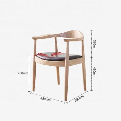 Eetstoel van massief hout met lage ronde rug in moderne stijl voor luxe eetgelegenheden