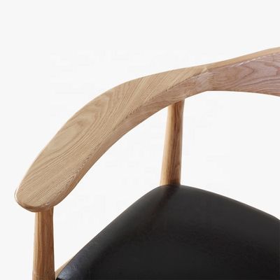 Eetstoel van massief hout met lage ronde rug in moderne stijl voor luxe eetgelegenheden
