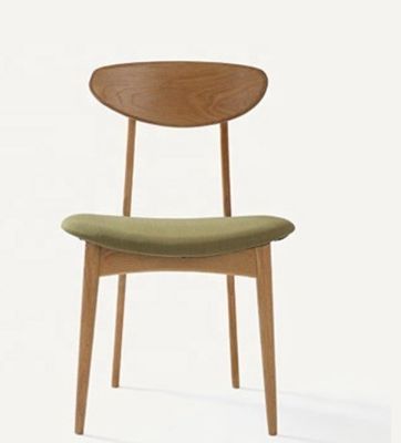 Voeg een vleugje elegantie toe aan uw eetkamer met een eetstoel van groen eikenhout