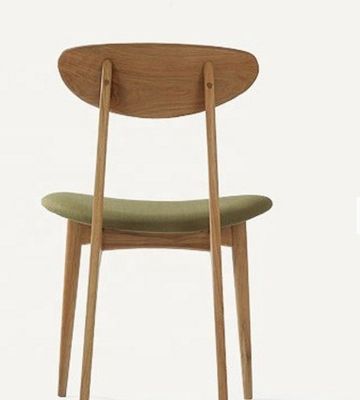 Voeg een vleugje elegantie toe aan uw eetkamer met een eetstoel van groen eikenhout