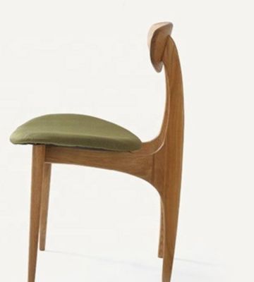 Voeg een vleugje elegantie toe aan uw eetkamer met een eetstoel van groen eikenhout