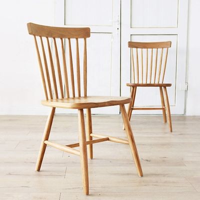 Stoel van massief hout, modern en niet opgevouwen voor de eetkamer