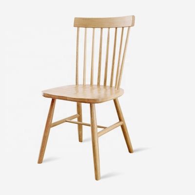 Stoel van massief hout, modern en niet opgevouwen voor de eetkamer