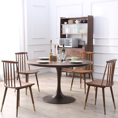 Handgemaakte houten bureau met modern ontwerp Klaargemaakte keukentafel en koffie tafel