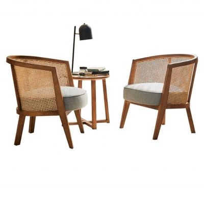Buitenmeubilair Moderne Noordse Franse massief houten frame Rattan Leisure Chair met gebogen rugleuning ontwerp en aangepaste kleur