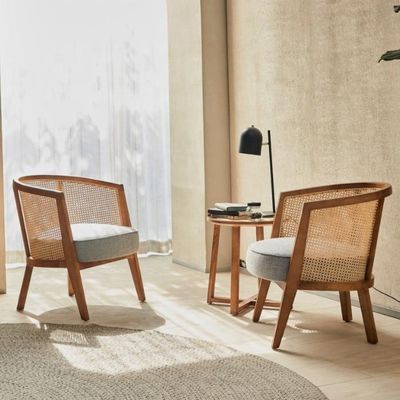 Buitenmeubilair Moderne Noordse Franse massief houten frame Rattan Leisure Chair met gebogen rugleuning ontwerp en aangepaste kleur