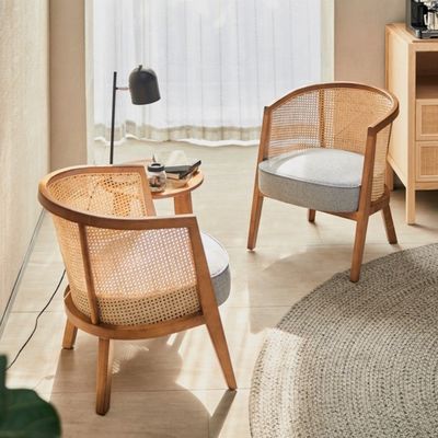 Buitenmeubilair Moderne Noordse Franse massief houten frame Rattan Leisure Chair met gebogen rugleuning ontwerp en aangepaste kleur