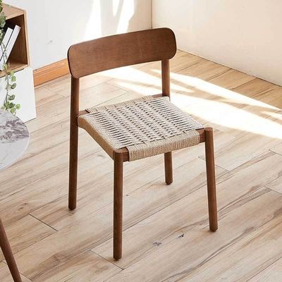 Creëer een ontspannende eetatmosfeer met Nordic Light Luxury Solid Wood Eating Chair en Woven Rope Backrest