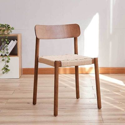 Creëer een ontspannende eetatmosfeer met Nordic Light Luxury Solid Wood Eating Chair en Woven Rope Backrest