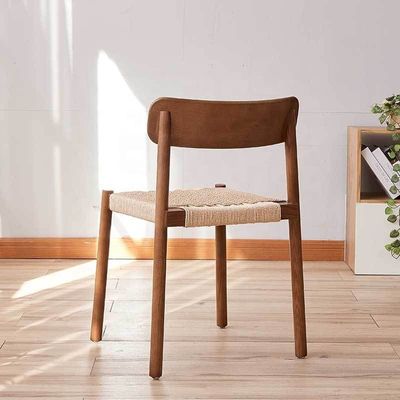 Creëer een ontspannende eetatmosfeer met Nordic Light Luxury Solid Wood Eating Chair en Woven Rope Backrest