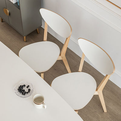 Gepersonaliseerde kleuren Houten stoel voor thuis in restaurant of bruiloft tegen betaalbare prijzen