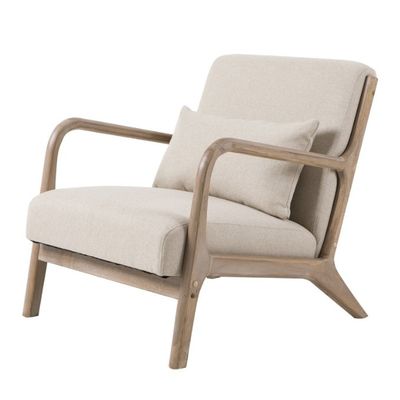 Moderne Noorse woonkamerbank met gepoleerde armleuning en massieve houten constructie