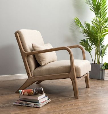 Moderne Noorse woonkamerbank met gepoleerde armleuning en massieve houten constructie