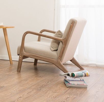 Moderne Noorse woonkamerbank met gepoleerde armleuning en massieve houten constructie