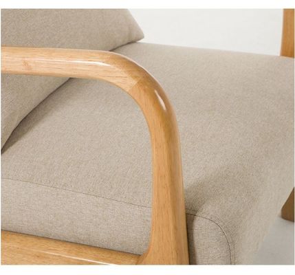 Moderne Noorse woonkamerbank met gepoleerde armleuning en massieve houten constructie