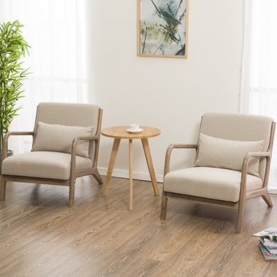 Moderne Noorse woonkamerbank met gepoleerde armleuning en massieve houten constructie