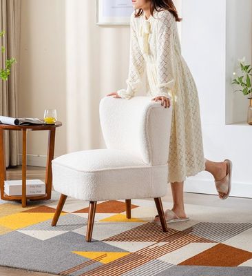 Goed ontworpen pluizige eenpersoonsstoel voor slaap- en woonkamermeubilair