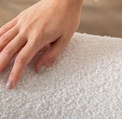 Goed ontworpen pluizige eenpersoonsstoel voor slaap- en woonkamermeubilair