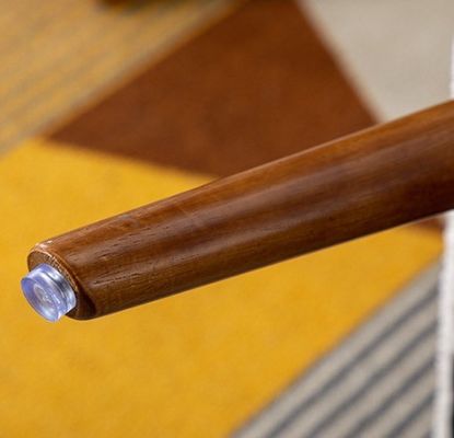 Goed ontworpen pluizige eenpersoonsstoel voor slaap- en woonkamermeubilair