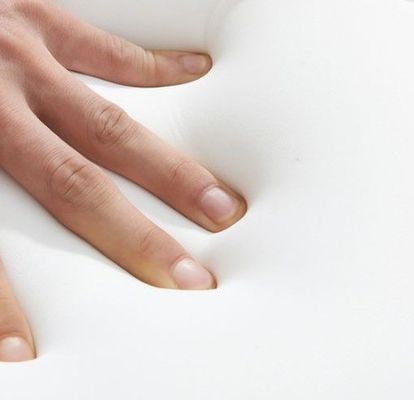 Goed ontworpen pluizige eenpersoonsstoel voor slaap- en woonkamermeubilair