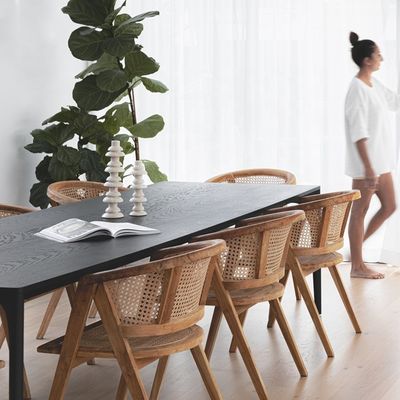 Verbeter het uiterlijk van uw restaurant met aangepaste houten stoelen in uw favoriete kleur