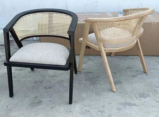 Verbeter het uiterlijk van uw restaurant met aangepaste houten stoelen in uw favoriete kleur