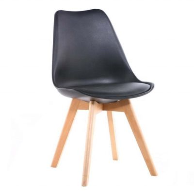 Lichte houten eetstoelen met gepoleerde lederen stoel en gewichtslimiet van 150 kg