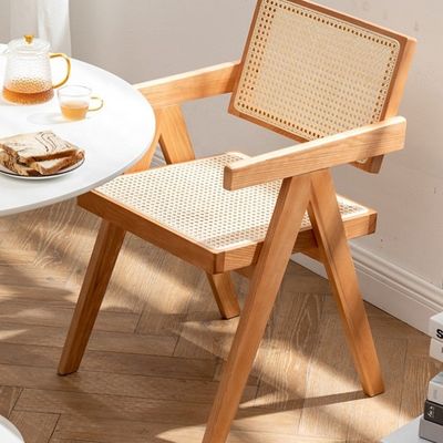 Comfortabele stoel van stoffen met tapijt van rotan voor thuis- en restaurantmaaltijden