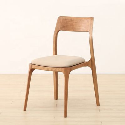 Moderne Noorse huishoudelijke meubels Stapelbare eetstoel van ashout zonder opgevouwen ontwerp Specifiek houten