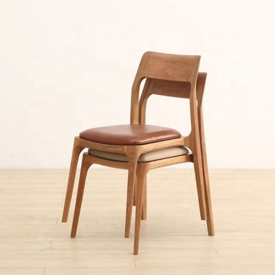 Moderne Noorse huishoudelijke meubels Stapelbare eetstoel van ashout zonder opgevouwen ontwerp Specifiek houten