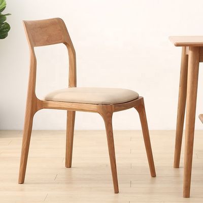 Moderne Noorse huishoudelijke meubels Stapelbare eetstoel van ashout zonder opgevouwen ontwerp Specifiek houten