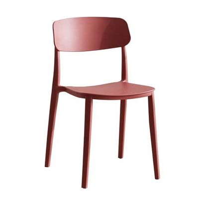 Stapelbare rode plastic stoel voor modern noordisch design in hotelrestaurant banket of eetkamer
