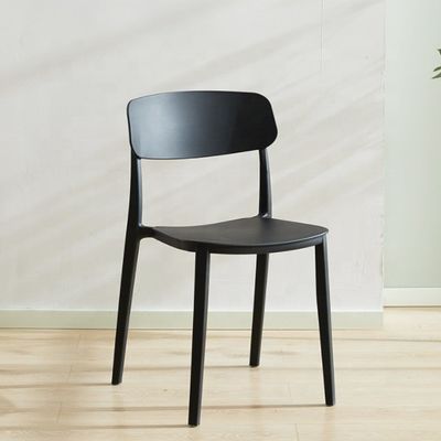 Stapelbare rode plastic stoel voor modern noordisch design in hotelrestaurant banket of eetkamer