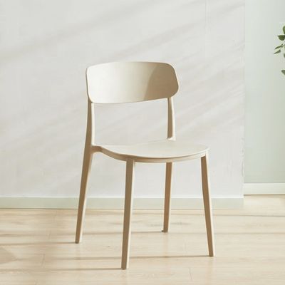 Stapelbare rode plastic stoel voor modern noordisch design in hotelrestaurant banket of eetkamer