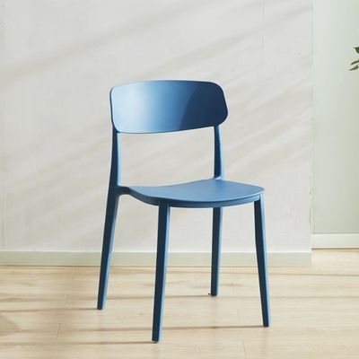 Stapelbare rode plastic stoel voor modern noordisch design in hotelrestaurant banket of eetkamer