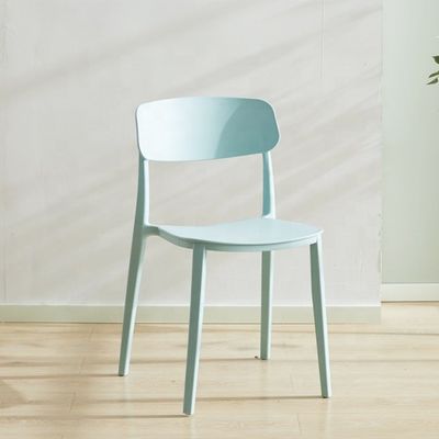 Stapelbare rode plastic stoel voor modern noordisch design in hotelrestaurant banket of eetkamer